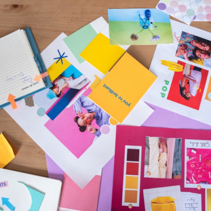 Mesa de trabajo con materiales de identidad visual